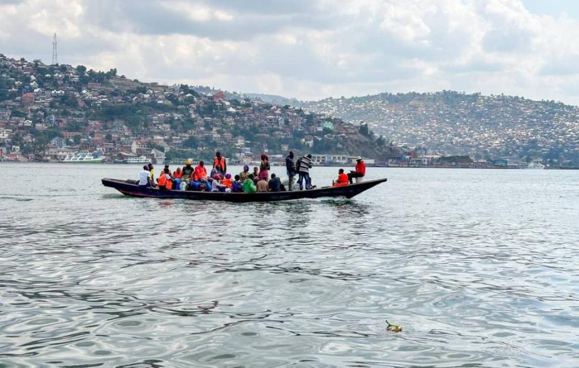 Vue des passagers au bord d'une pirogue sur le lac Kivu dans la province du Sud-Kivu