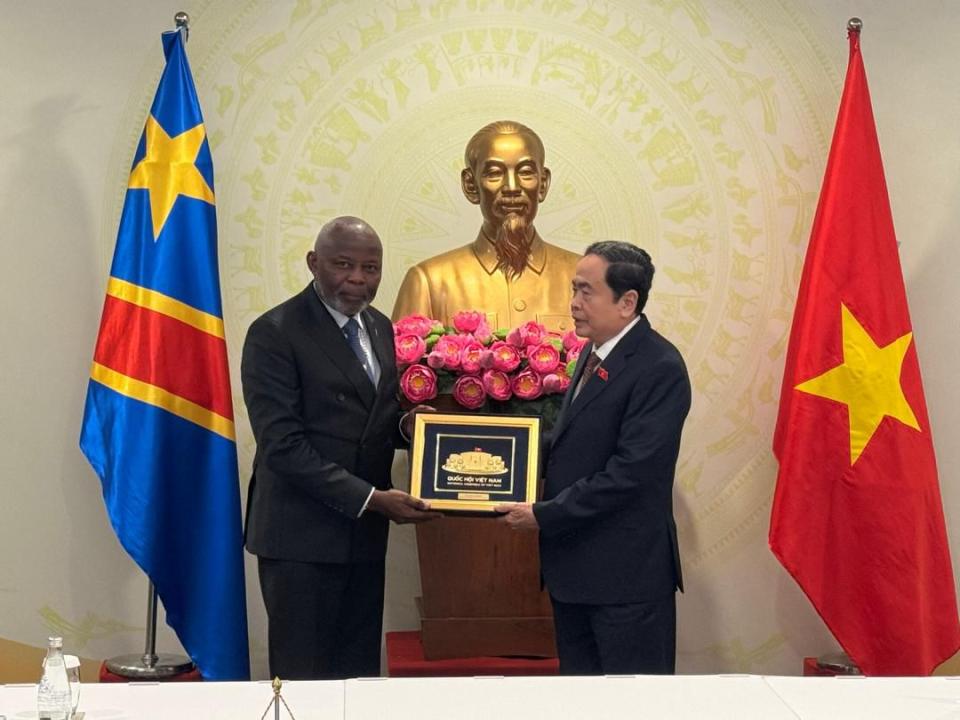 Le président de l'Assemblée nationale de la RDC Vital Kamerhe et son homologue vietnamien Tran Thanh Man