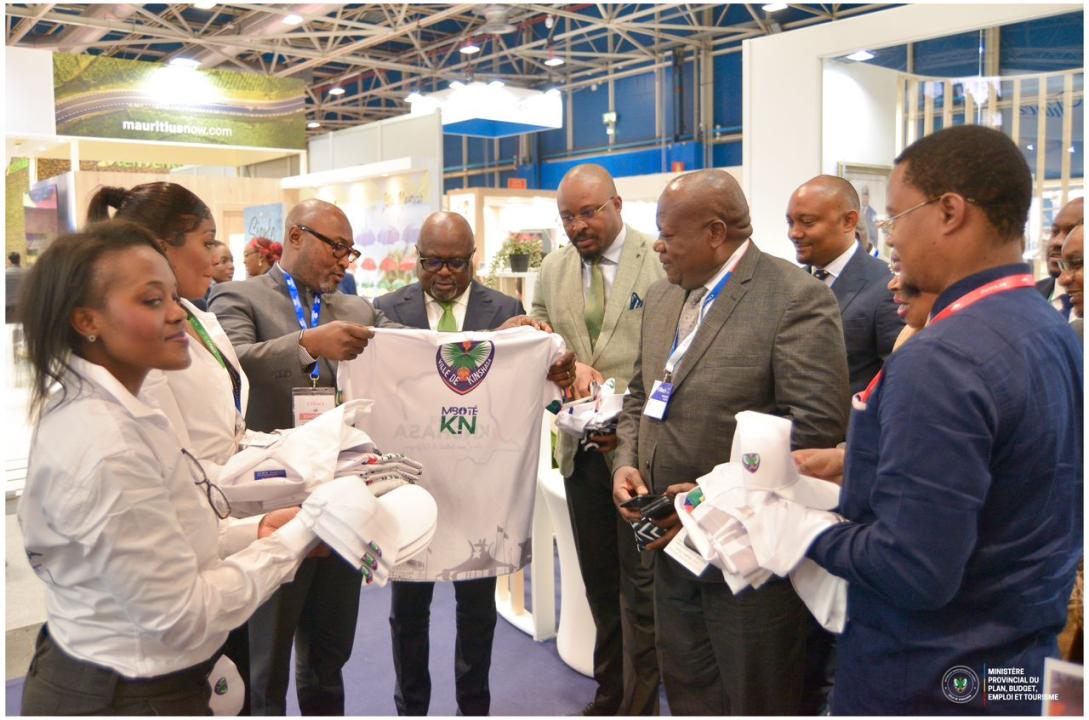 Le ministre provincial du tourisme présente au ministre national le label de Kinshasa au Fitur à Madrid.