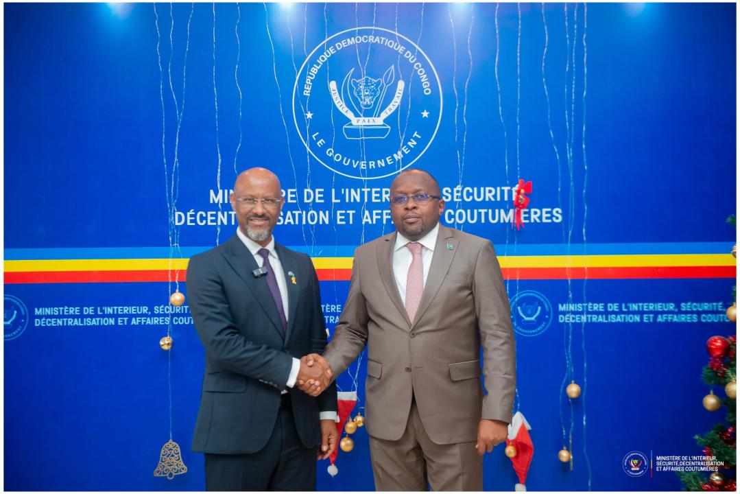 Poignée de main entre le Vice-premier ministre de l'intérieur Jacquemain Shabani et l'ambassadeur d'Israël en RDC