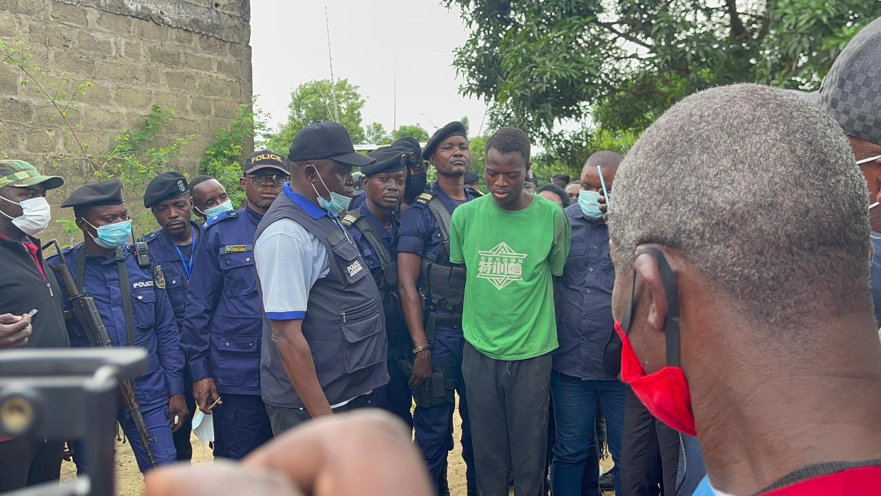 Vêtu d'un t-shirt de couleur verte, ce jeune homme est l'auteur du meutre de la personne qu'il a enterée dans une maison abandonnée