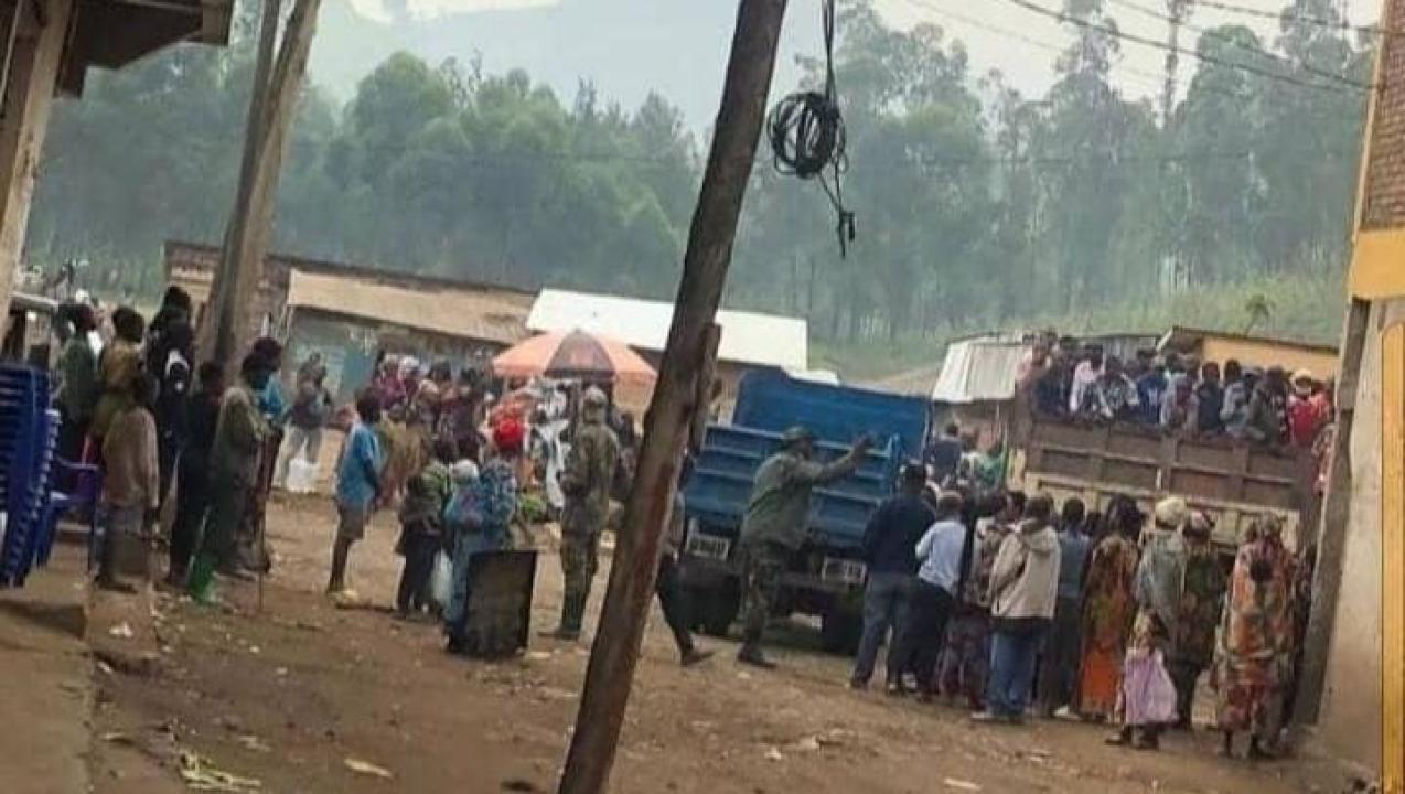 Des camions transportant des jeunes pour adhérer forcément dans le M23 à Minova [photo CVAR-RDC]