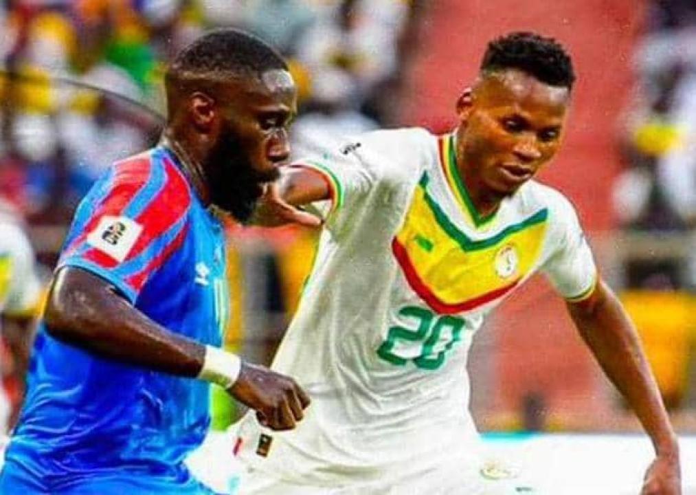 Le défenseur Congolais, Arthur Masuaku en duel avec l'attaquant Sénégalais, Habib Dialo.