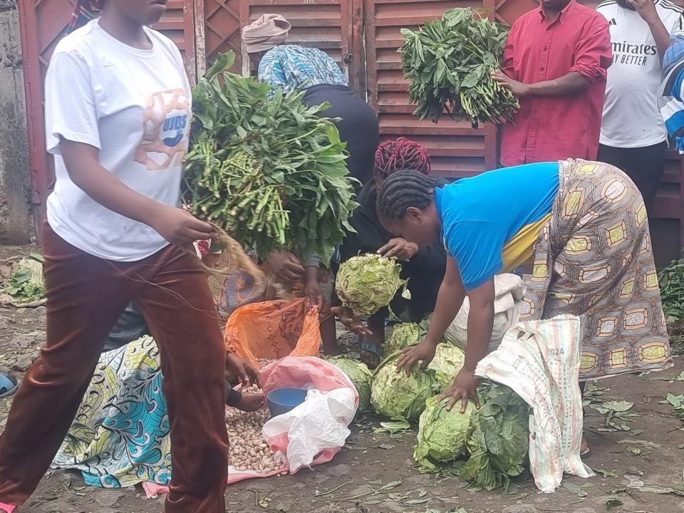 Des vendeurs des légumes "chez Kimburu à Goma". Photo: opinion-info.cd, le 28 janvier 2025
