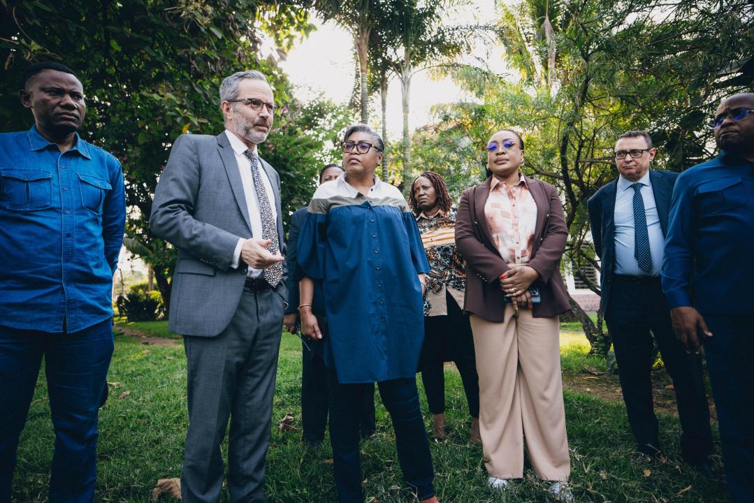 La Première Ministre Judith Suminwa Tuluka, entourée de l'ambassadeur de la France en RDC à sa gauche et la Vice-ministre des affaires étrangères à sa droite