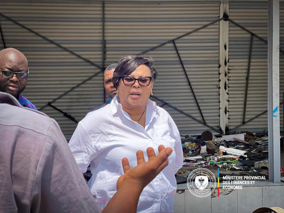 La ministre provinciale Yvette Tembo Kulemfuka au supermarché S&K Utex