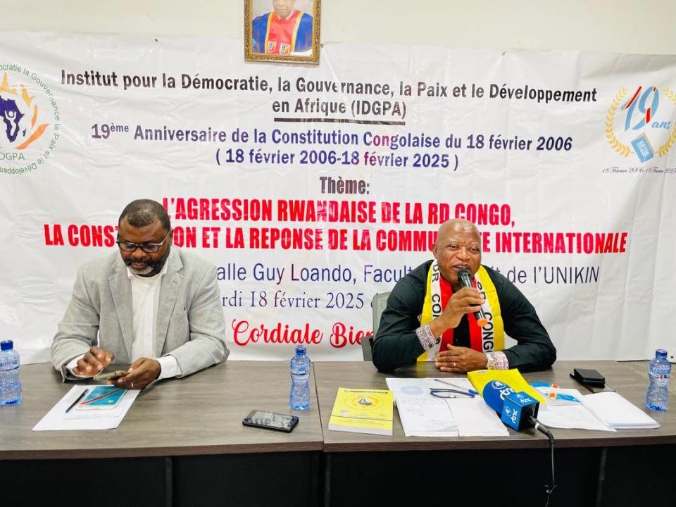 Professeur André Mbata (chemise noire) et professeur Placide Mabaya