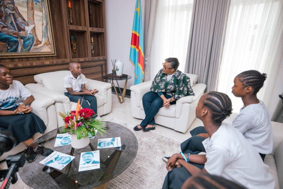 La Première ministre Judith Suminwa entourée des jeunes élèves et étudiants congolais