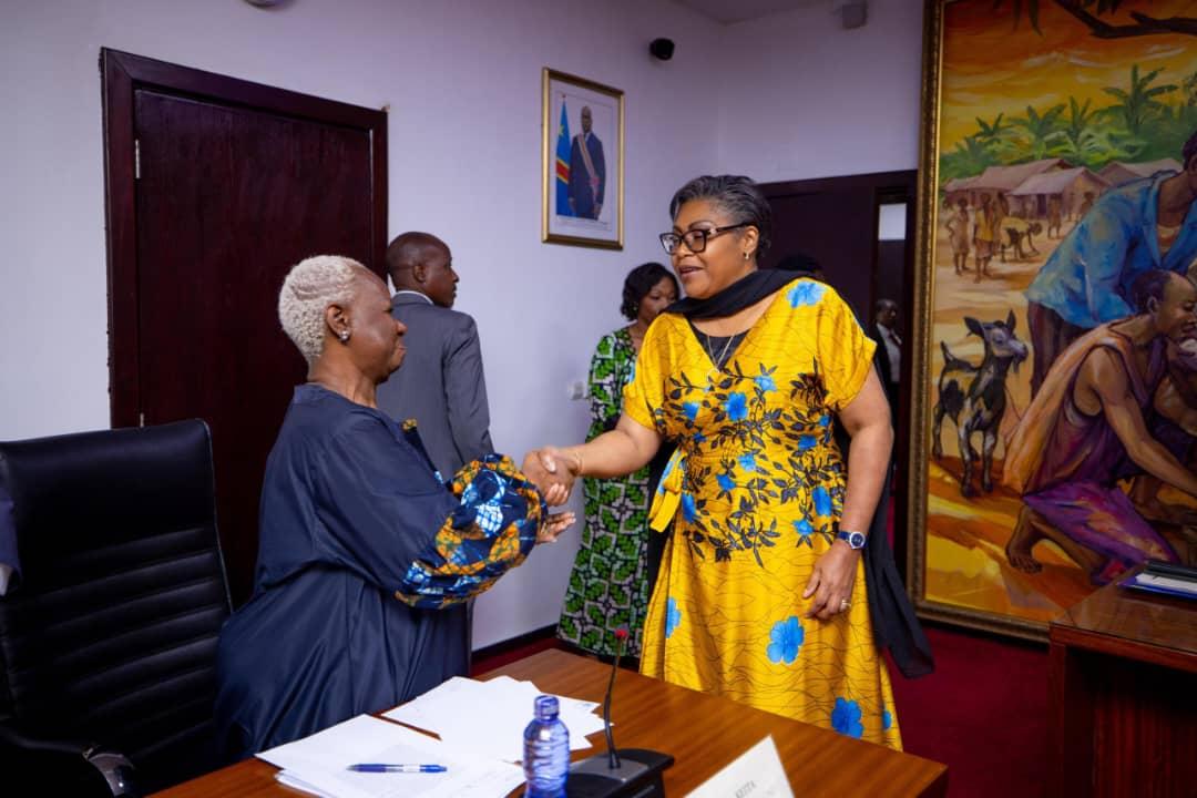 La Première ministre, Judith Suminwa Tuluka, saluant la patronne de la MONUSCO, Bintou Keita.