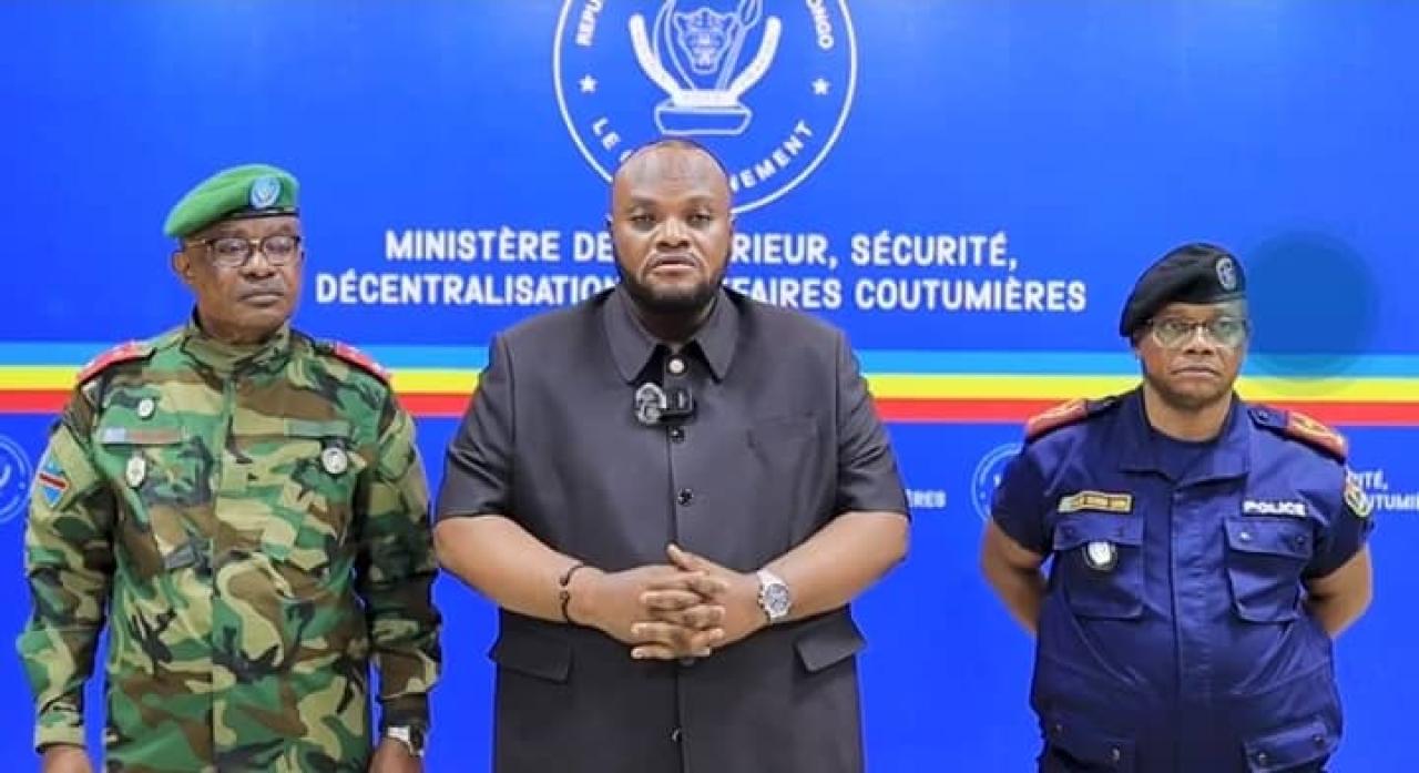Le gouverneur de la ville de Kinshasa Daniel Bumba placé au milieu du commandant de la police et d'un officiel de l'armée, mercredi 19 février 2025