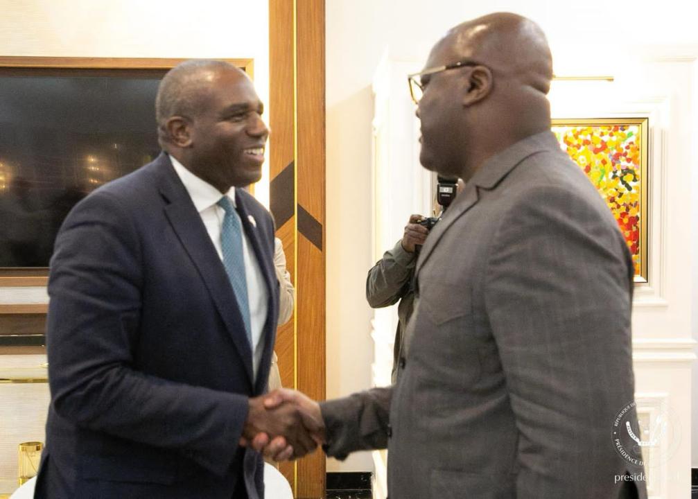 Poignée de main entre le  chef de l'État de la RDC Félix Tshisekedi et David Lammy, ministre des affaires étrangères britannique
