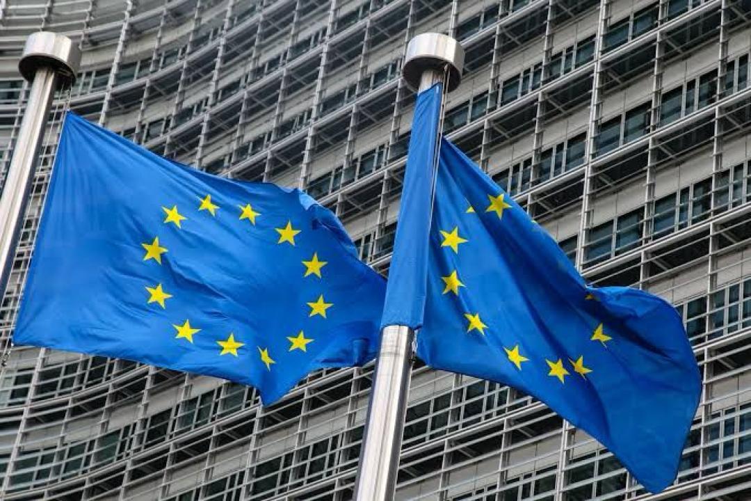 Drapeau flottant de l’Union Européenne devant le siège du parlement européen à Bruxelles