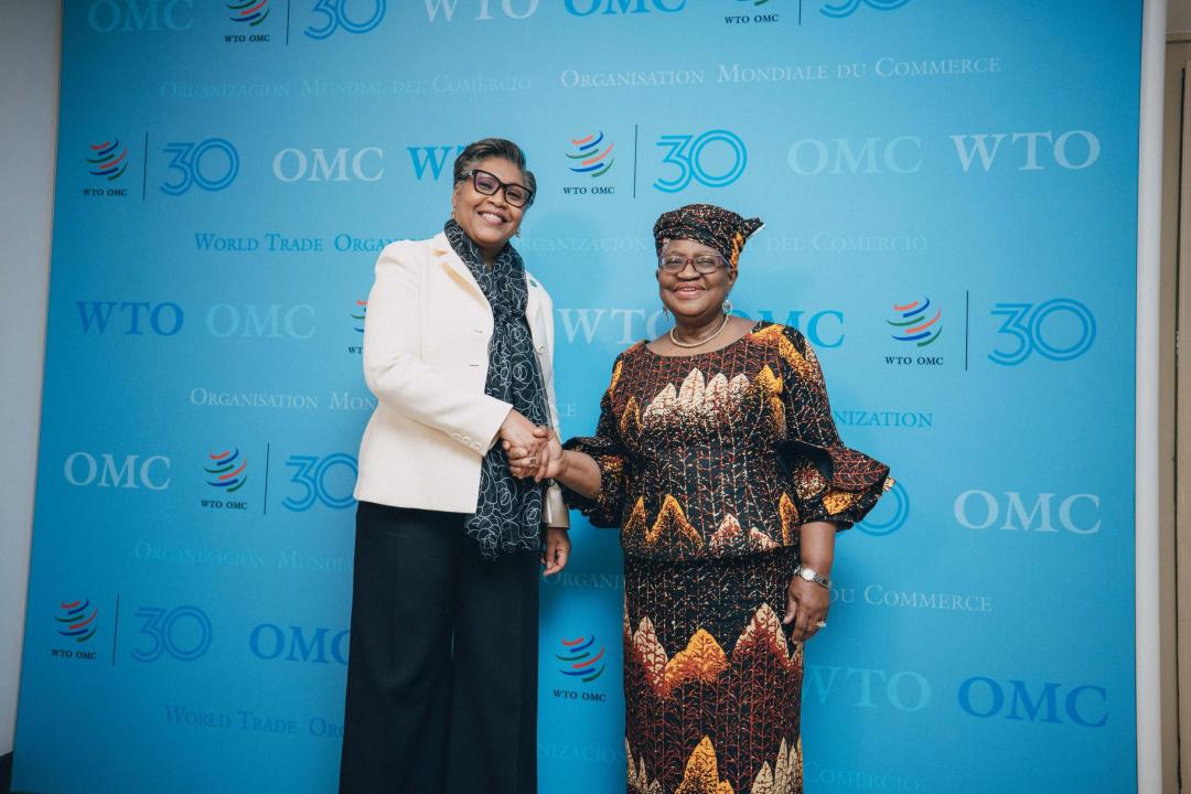 Poignée de main entre la Première Ministre de la RDC, Judith Suminwa et la Directrice générale de l'OMC