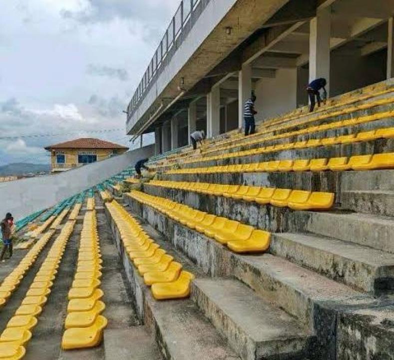 Pose des chaises au stade Lumumba de Matadi