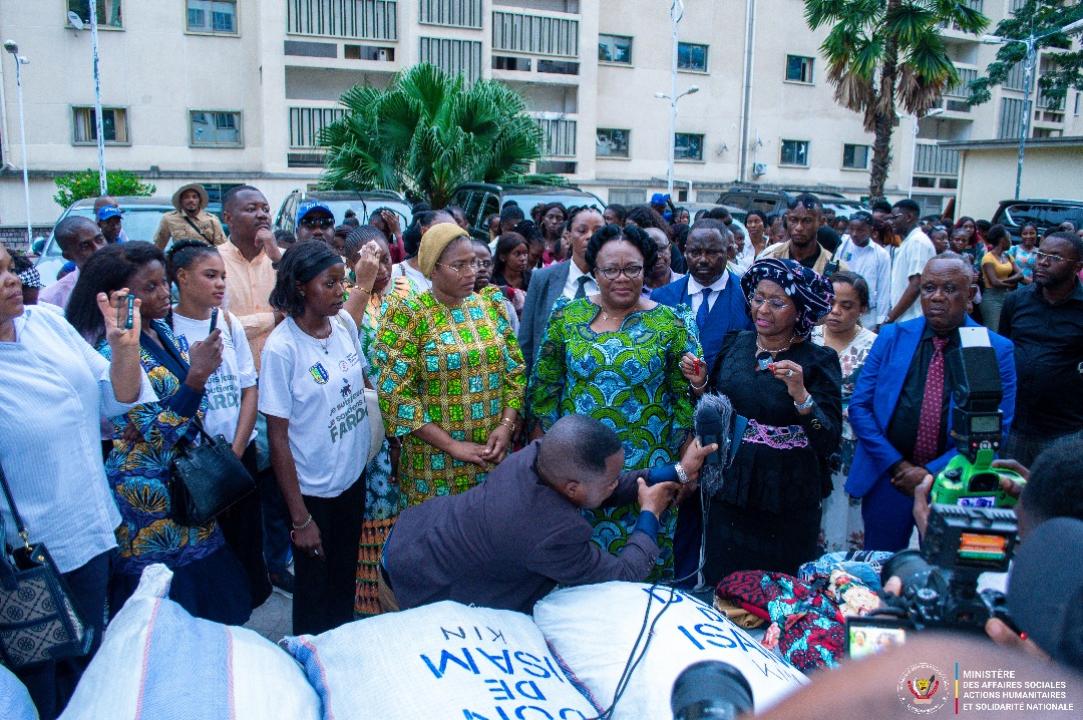 La ministre Aziza Munana et la délégation de l'ISAM et ISTM, lors de la remise d'un lot de vêtements, mardi 25 février 2025