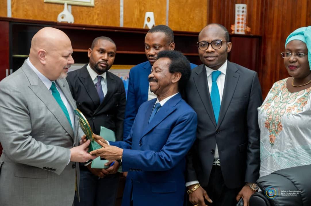 Le Procureur général de la CPI Karim Khane et le deuxième vice-président de l'Assemblée nationale Christophe Mboso, en présence de leur deux délégations, mercredi 26 février 2025