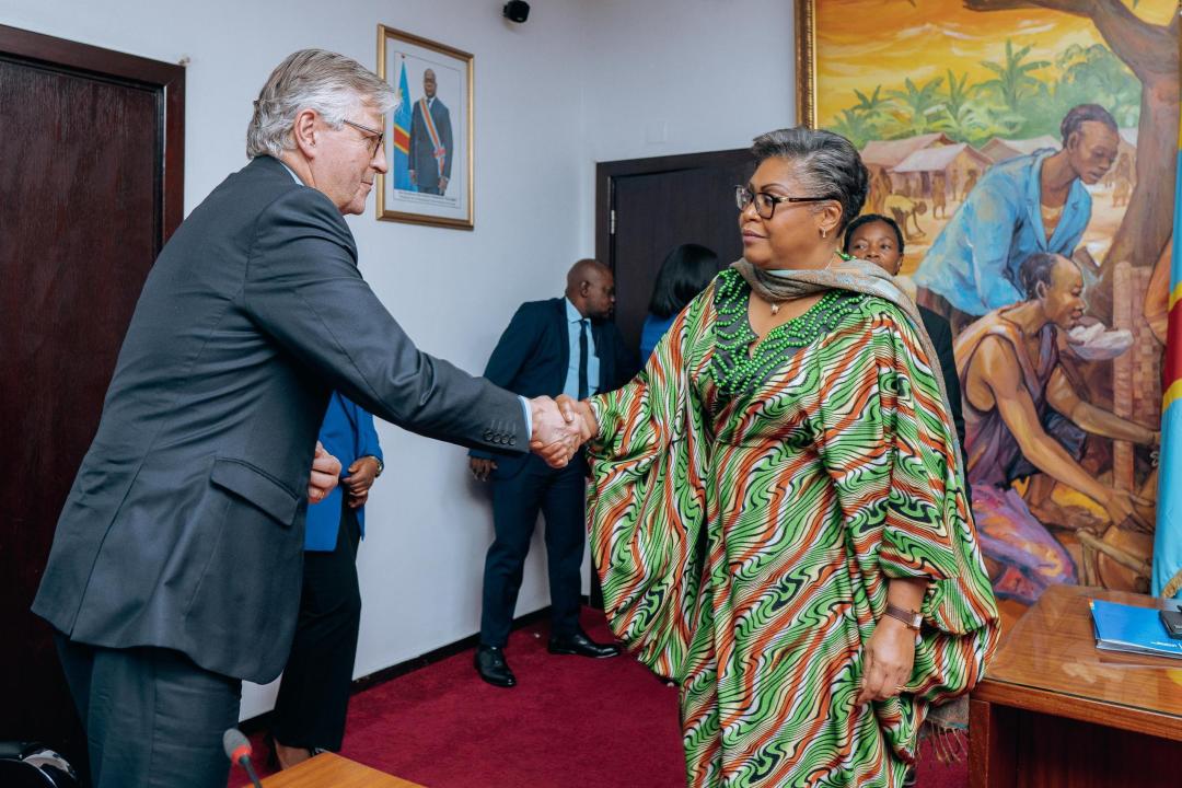 Poignée de main entre la  Première Ministre, Judith Suminwa, et le Secrétaire général adjoint de l'ONU, Jean-Pierre Lacroix