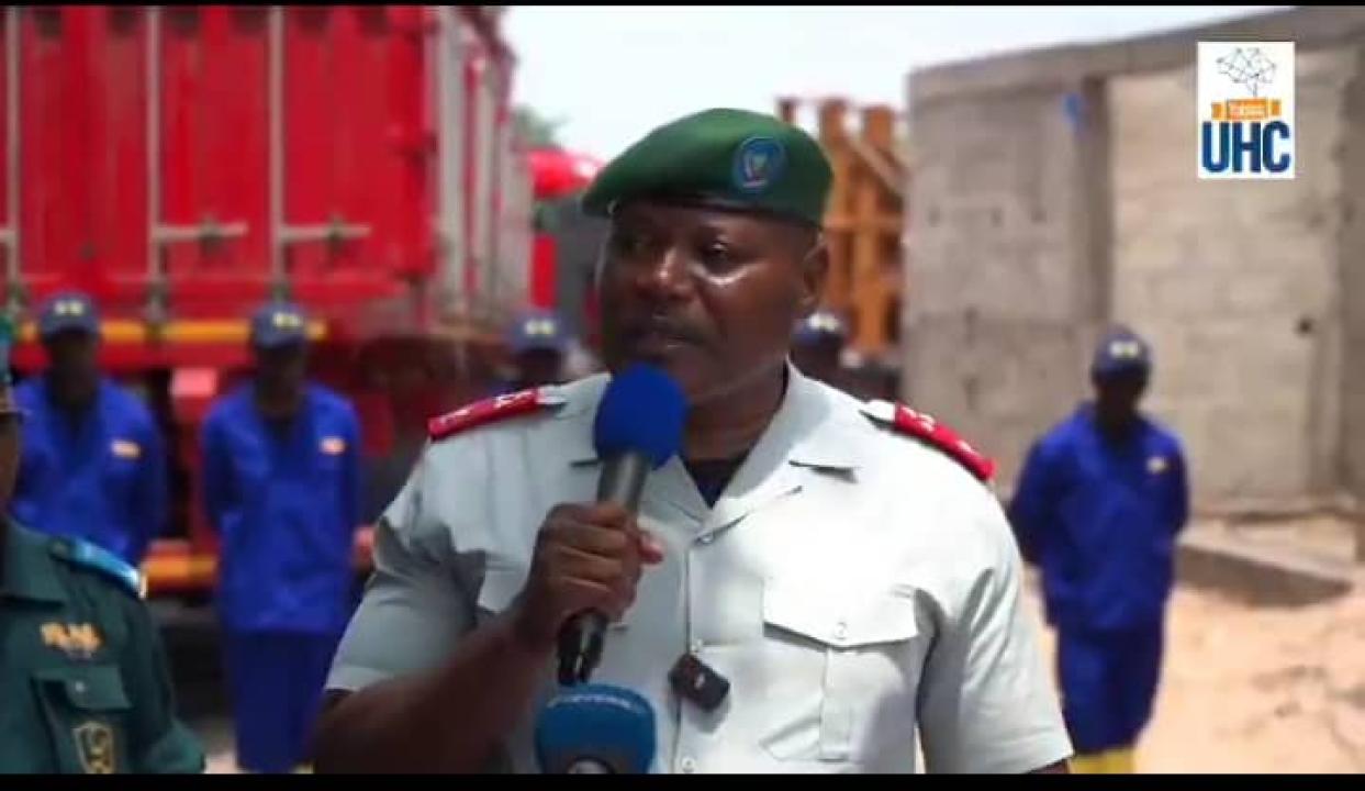 Le commandant du Service national, le lieutenant-général Jean-Pierre Kasongo Kabwik, entouré des élèves bénéficiaires des bancs