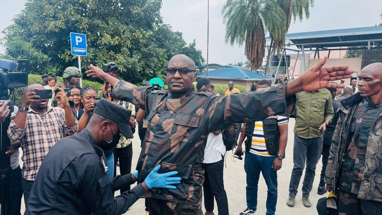 Un prétendu rebelle FDLR en tenue neuve des FARDC bien repassée, a été remis à l’Armée rwandaise par le M23-AFC à Goma, ce samedi 01 mars 2025