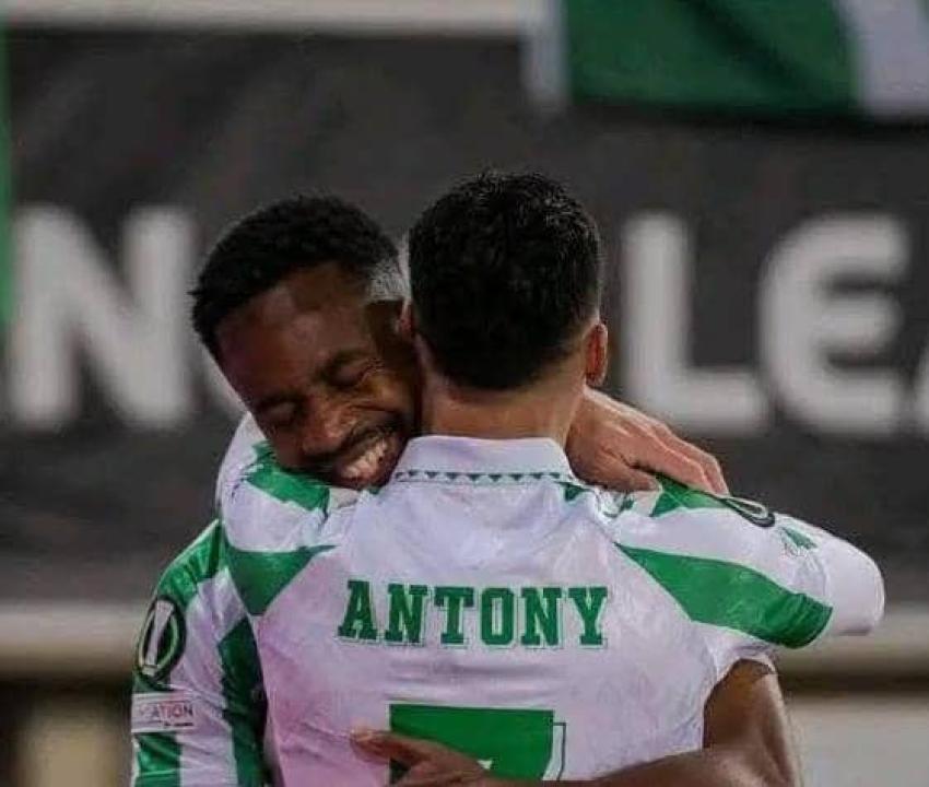 Cédric Bakambu en pleine célébration avec l'un de ses coéquipiers de Betis Séville.