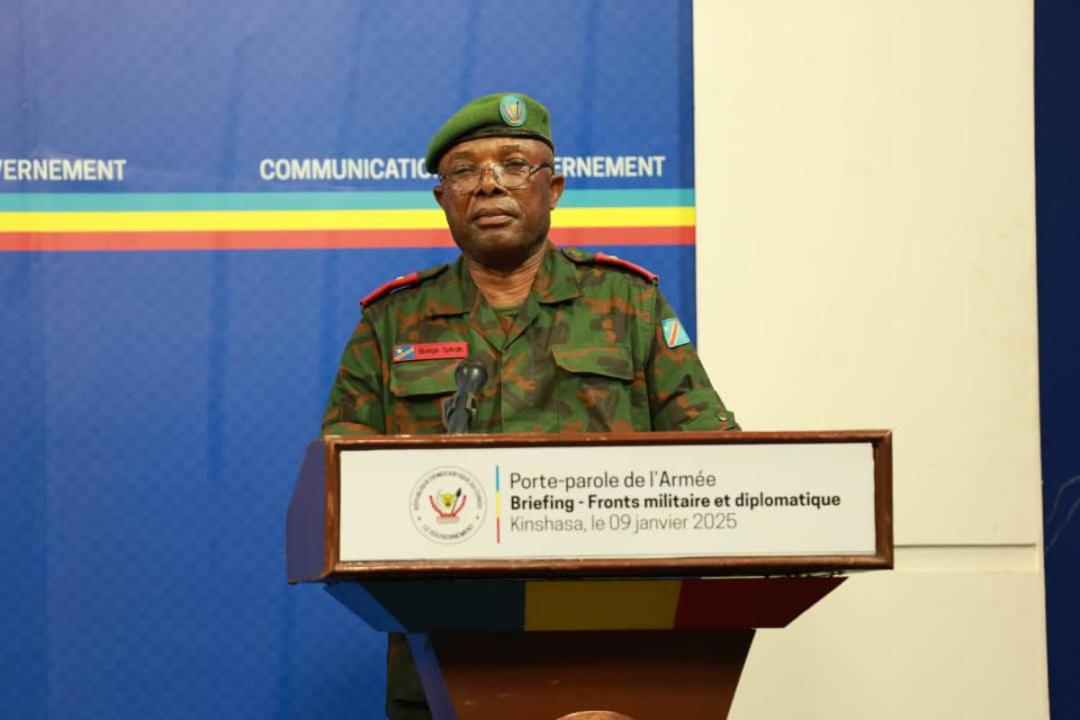Le général-major Sylvain Ekenge, porte-parole de l'Armée congolaise, lors du briefing de presse, co-animé jeudi 9 janvier 2025, avec le ministre Patrick Muyaya