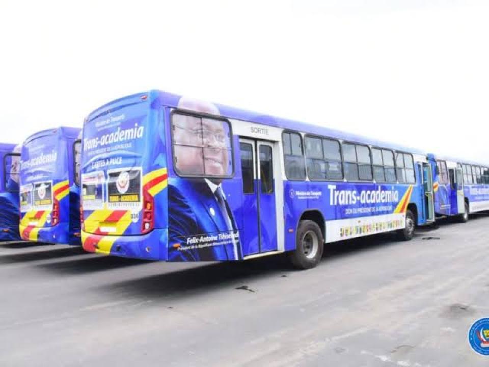 Quelques bus de la Société Trans-Academia stationés à l'esplanade du Palais du Peuple de Kinshasa
