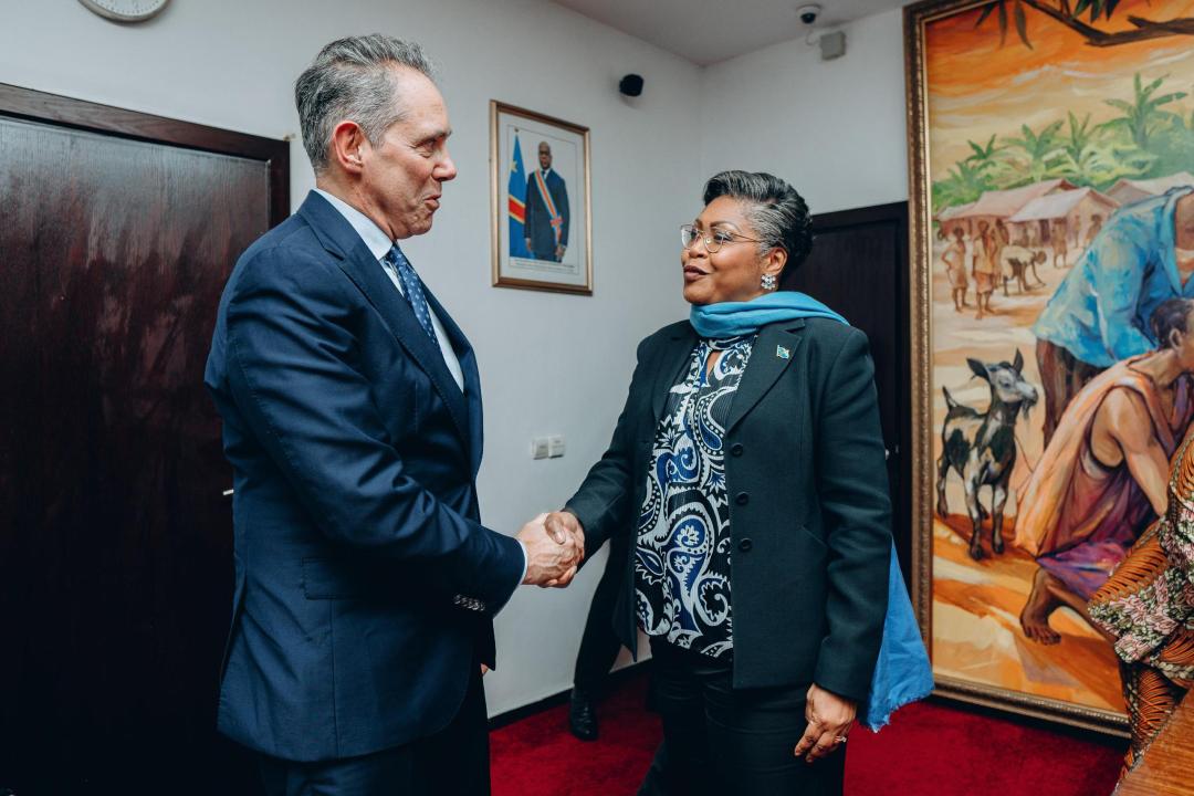 Poignée de main entre la Première Ministre Judith Suminwa et l'Envoyé Spécial de l'Union Européenne pour la région des Grands Lacs, Johan Borgstram