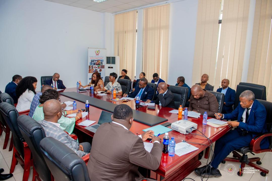 Benezeth Msafiri Kyakakala, directeur de cabinet du ministre du Commerce extérieur en RDC a présidé ce lundi 03 mars 2025 une réunion préparatoire sur la participation de la RDC à l’Expo Osaka 2025.