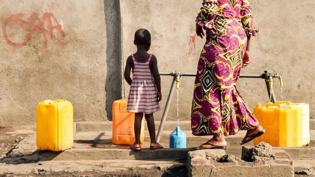 Une femme et son enfant remplissent des récipients à une pompe à eau appartenant à la Regideso dans la ville de Goma [photo d’illustration]