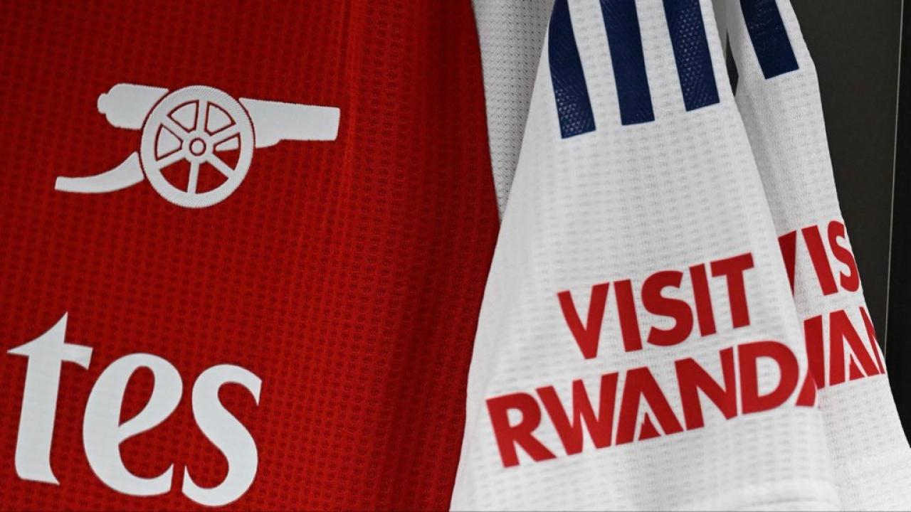 Un maillot de Arsenal Football Club floqué Visit-Rwanda