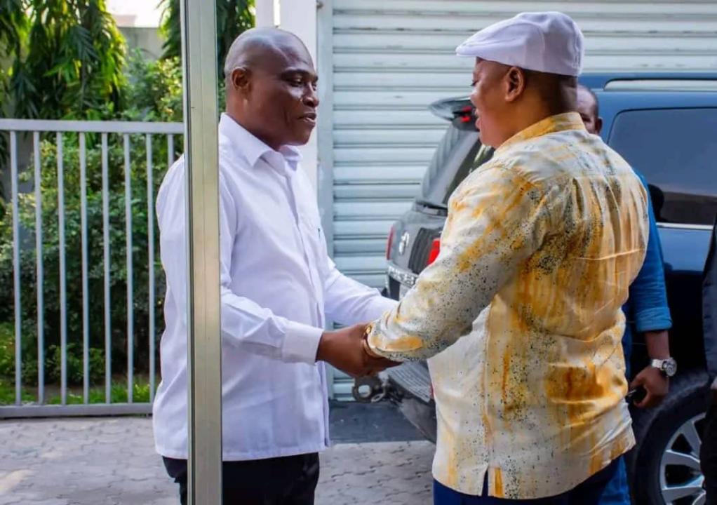 Le coordonnateur de la coalition Lamuka, Martin Fayulu, saluant Jean Marc Kabund, président national de l'ACH