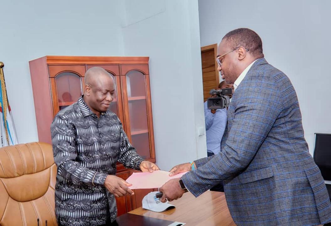 Evariste Kalala en train de remettre à Augustin Kabuya les documents de la parcelle achetée pour l'UDPS Tshisekedi à Mweka.
