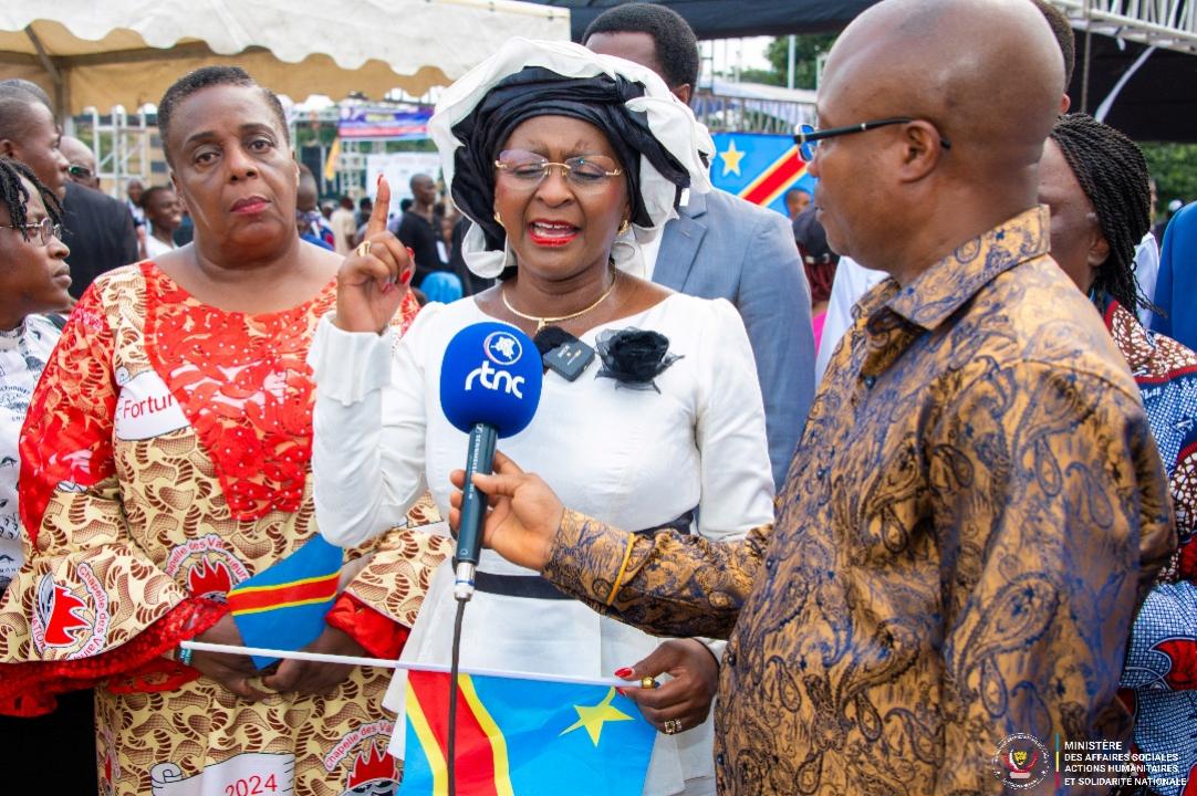 La ministre Aziza Munana accorde une interview à la presse lors de la prière pour la nation