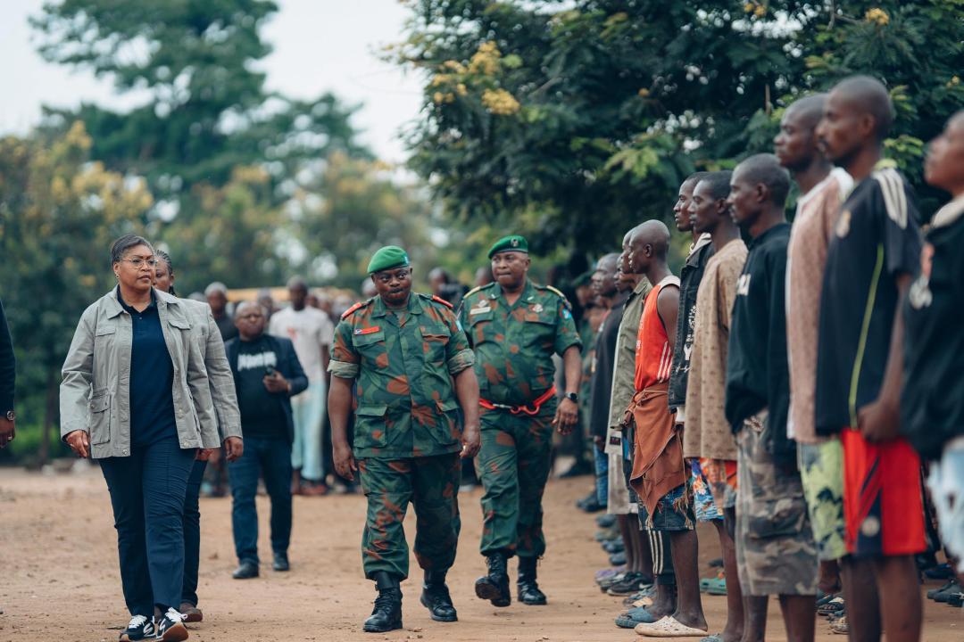 La Première Ministre Judith Suminwa passe en revue les recrues de l'armée du centre d'entraînement Tombagadio