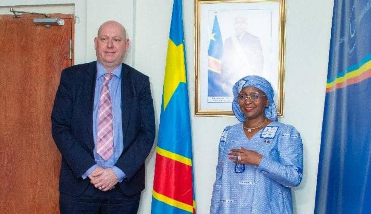 La ministre des affaires sociales et actions humanitaires et solidarité nationale Aziza Munana et le Représentant de l'ambassadeur britannique, jeudi 06 mars 2025
