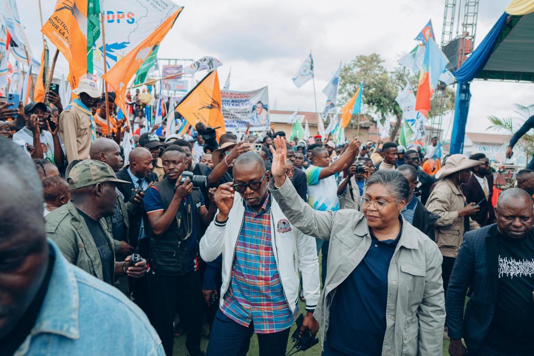 La Première ministre Judith Suminwa Tuluka devant une foule compacte au Kongo-central