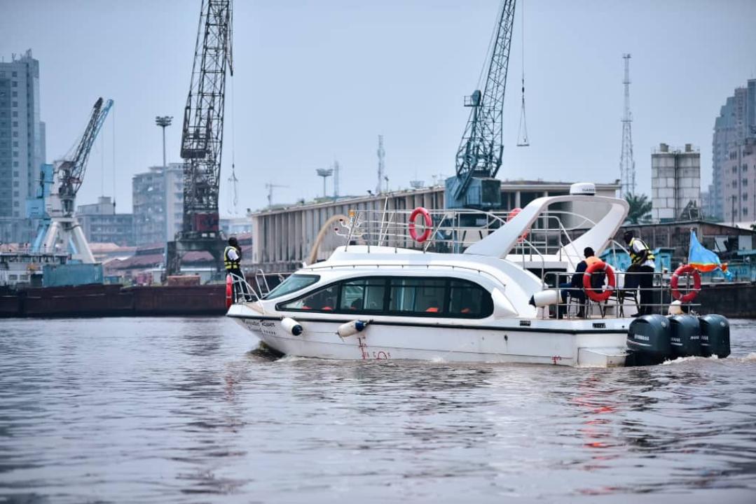 Vue d'un taxi fluvial en pleine navigation sur le fleuve Congo