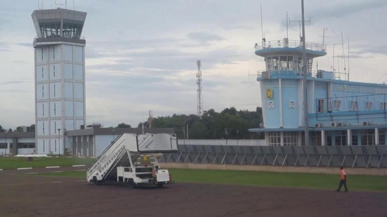 Vue de la tour de contrôle de l'aéroport international de la Luano (Lubumbashi).