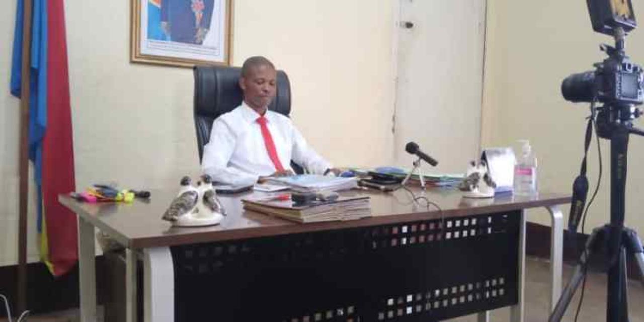 Hubert Ngulandjoko dans son ancien Bureau de la ministère des finances sous Dieudonné Mpieme