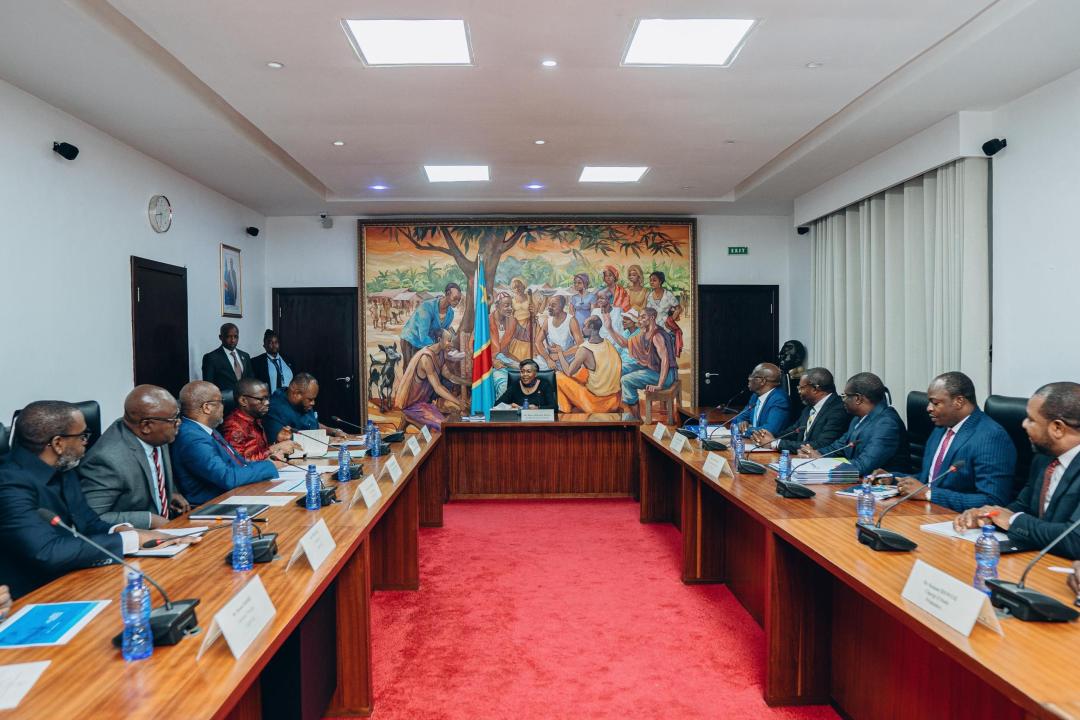 La Première ministre Judith Suminwa Tuluka en réunion avec les membres du Comité stratégique de supervision du Projet d'extension de Kinshasa