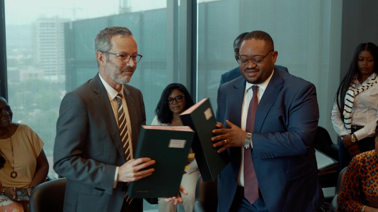 Le ministre des finances Doudou Fwamba Linkunde et l' Ambassadeur de France en RDC, Rémi Maréchaux, lors de la signature de deux conventions de prêt avec l'AFD ce vendredi 14 mars 2025