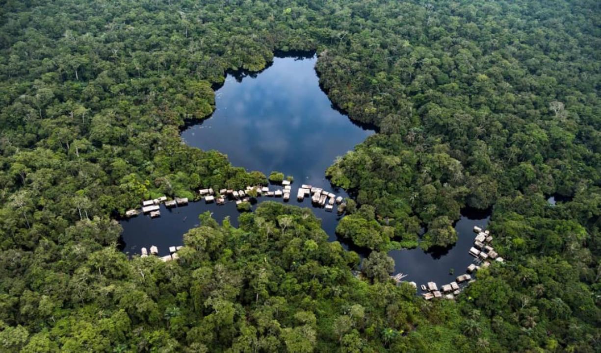 Vue aérienne du village de Lac Paku dans la forêt de tourbières près de Mbandaka dans la province de l’Équateur en RDC [photo d’illustration]