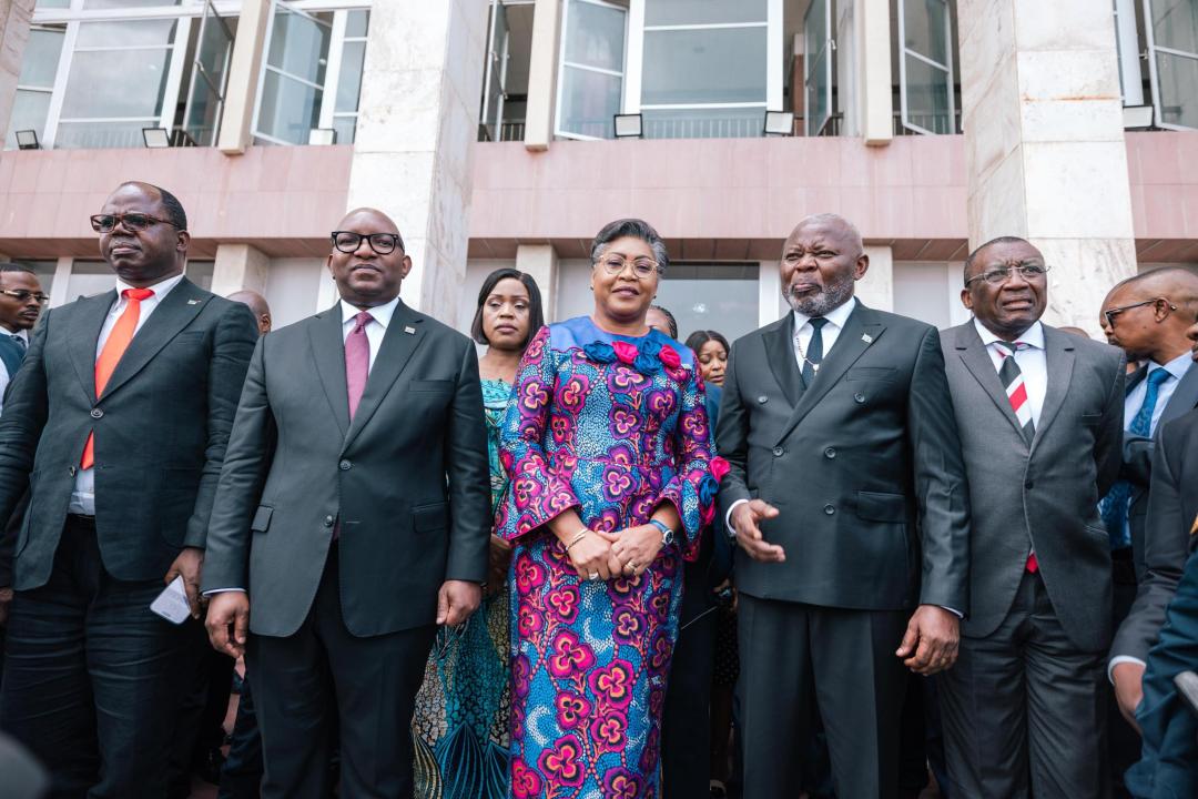 La Première Ministre, Judith Suminwa Tuluka, entourée des Présidents de deux chambres du Parlement