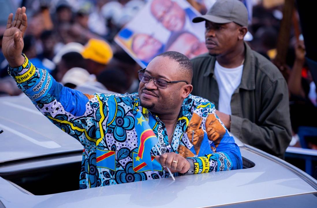 Doudou Fwamba saluant la foule lors de son arrivée à Kisangani