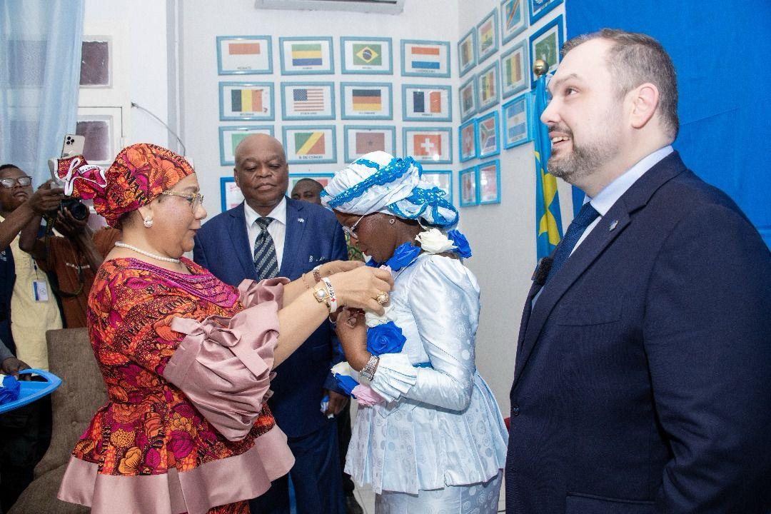 La ministre des affaires sociales et actions humanitaires Aziza Munana lors de la cérémonie de son élévation au rang de Grand Coordon de la paix, samedi 14 mars 2025