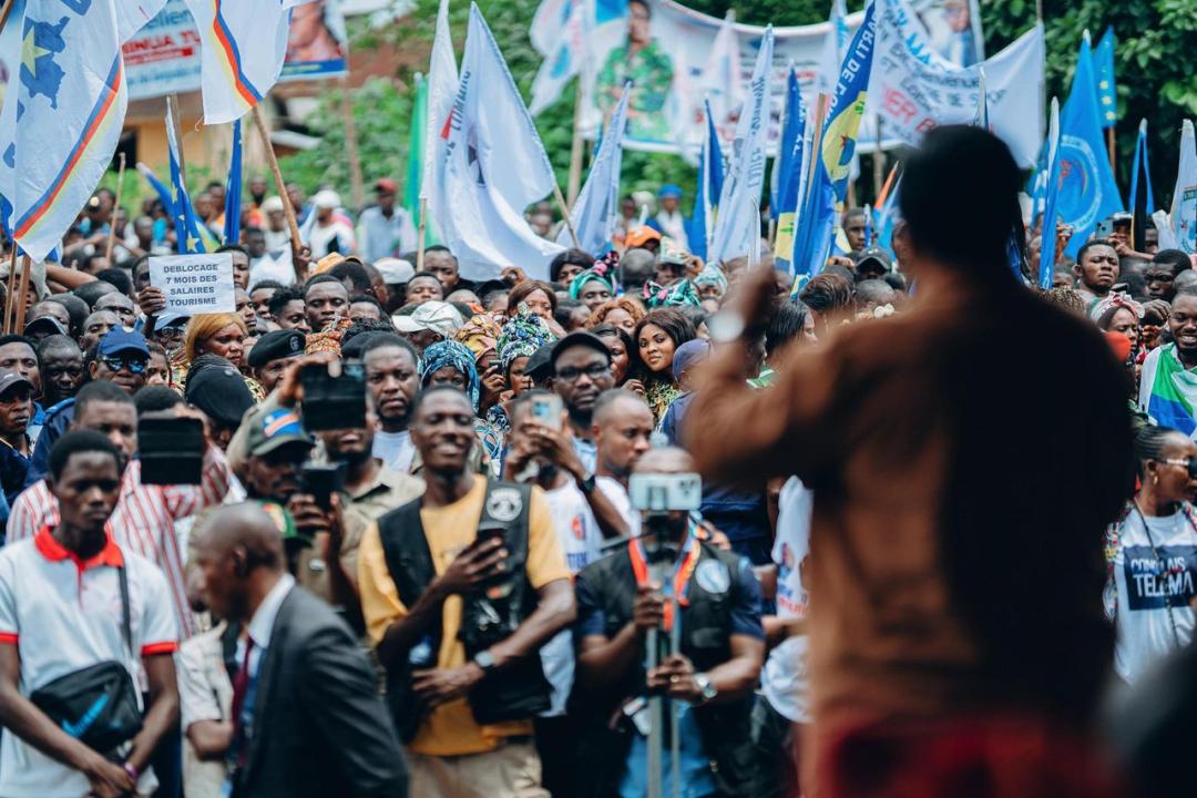 La Première ministre Judith Suminwa Tuluka devant les Kikwitois à la tribune du Camp Singa
