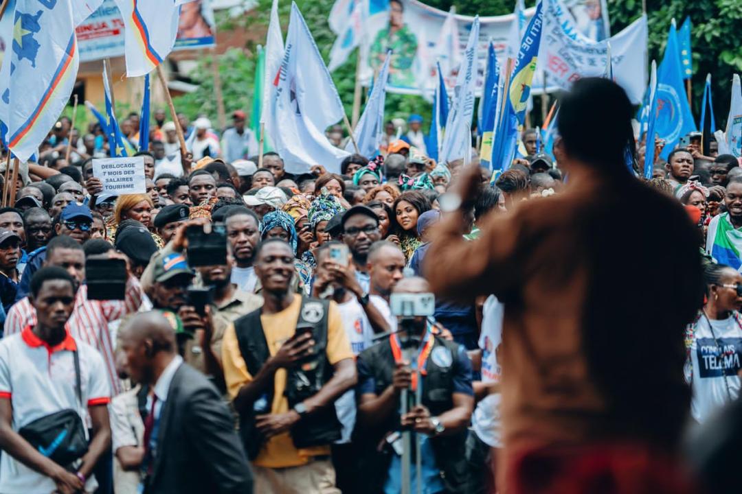 La Première ministre Judith Suminwa Tuluka devant les Kikwitois à la tribune du Camp Singa