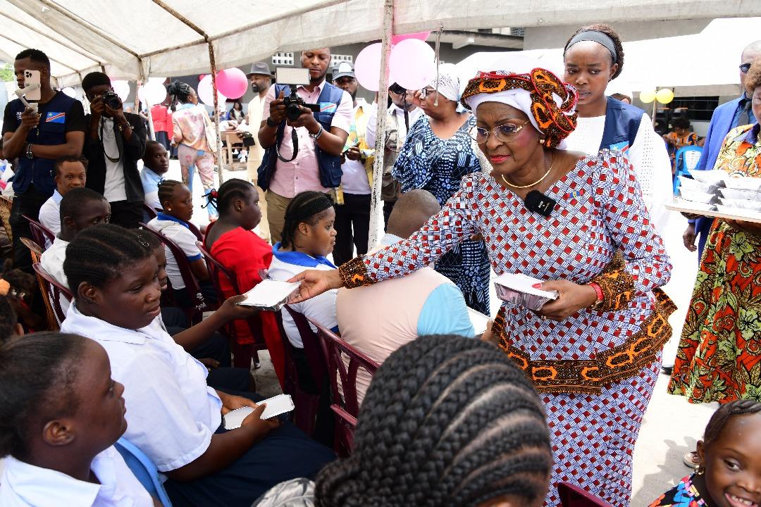 La ministre des affaires sociales, actions humanitaires et solidarité nationale Aziza Munana lors de la célébration de la journée mondiale de la trisomie, au village Bondeko à Kinshasa, ce vendredi 21 mars 2025