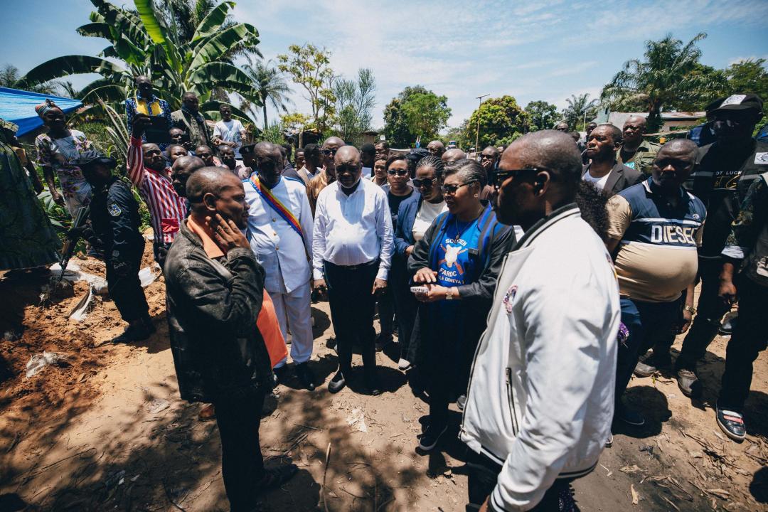 La Première Ministre Judith Suminwa écoute les désidératas de la population de Kenge, dans la province de Kwango