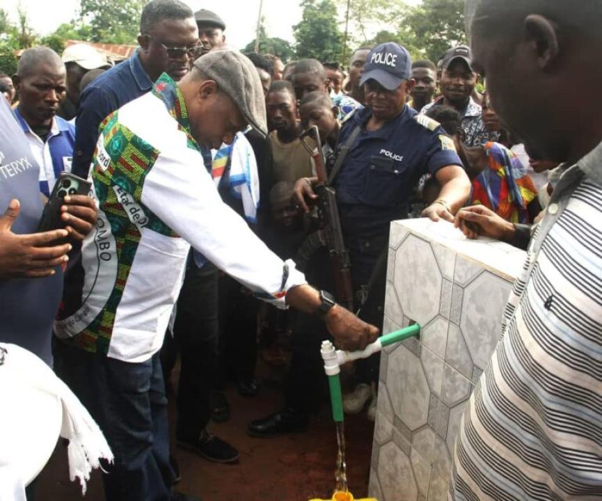 Le député national Léon Mubikayi Mubalamate lors de la mise en service du premier forage à Luebo dans le Kasaï